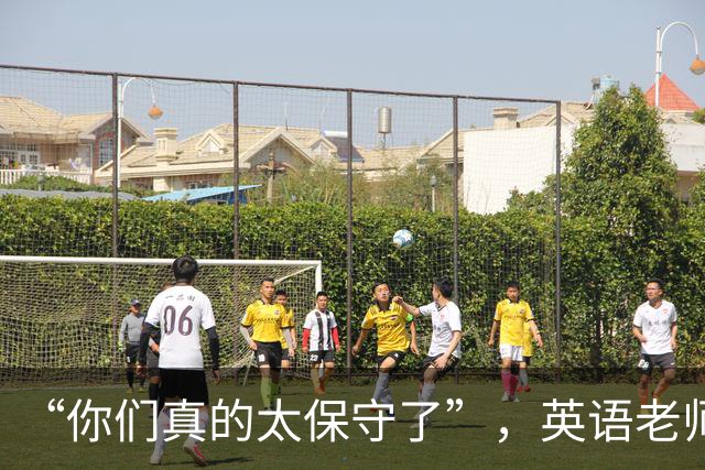 “你们真的太保守了”，英语老师穿皮靴上课，年轻人却受不住了